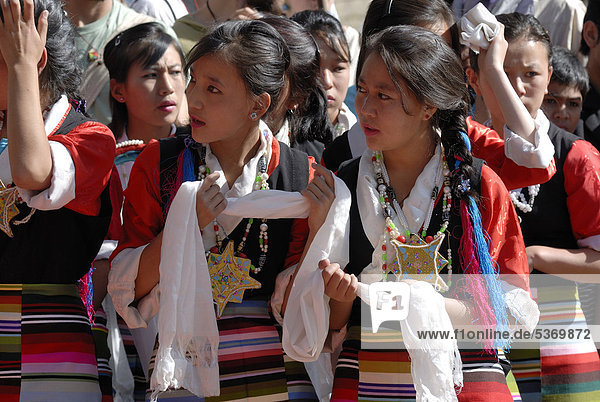 Tibetische Mädchen in Tracht warten mit Glückschals  tibetisch Khatags  auf seine Heiligkeit den 14. Dalai Lama  Upper Dharamsala  McLeod Ganj  Himachal Pradesh  Himalaya  Indien  Asien