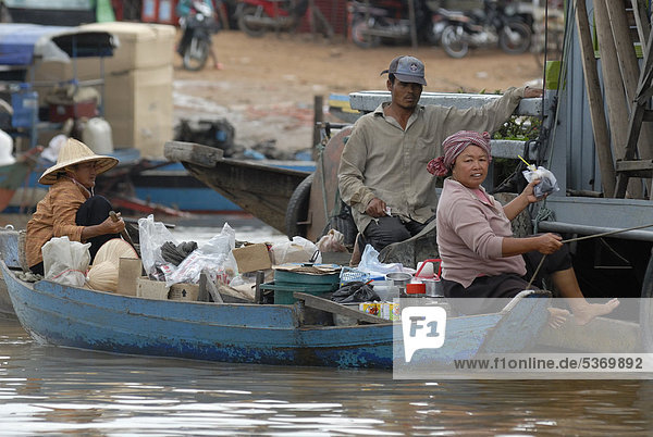 Kambodschanische Händler und Händlerinnen im Boot  Schwimmendes Dorf und Markt  Chong Khneas  Tonle Sap See  Siem Reap  Kambodscha  Indochina  Südostasien