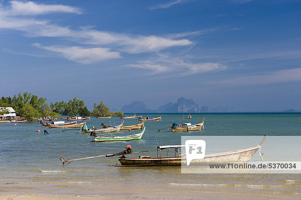 Longtailboote ankern vor dem Fischerdorf  Insel Ko Muk oder Ko Mook  Trang  Thailand  Südostasien  Asien