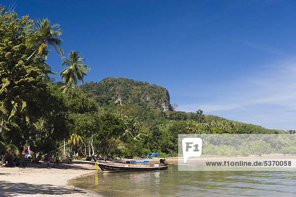 Longtailboot am Palmenstrand  Insel Ko Muk oder Ko Mook  Trang  Thailand  Südostasien  Asien