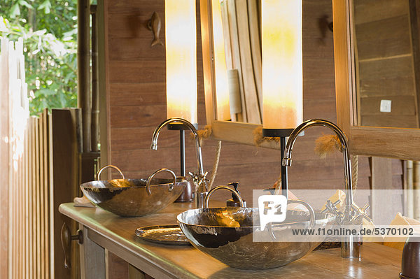 Badezimmer im Luxusbungalow  Luxushotel  Six Senses Resort  Insel Ko Yao Noi  Phang Nga  Thailand  Südostasien  Asien