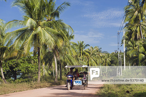 Tuk Tuk  Motorrad-Taxi fährt auf Inselstraße durch Palmen  Golden Pearl Beach  Insel Ko Jum oder Ko Pu  Krabi  Thailand  Südostasien  Asien