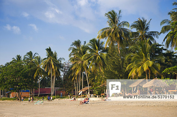 Urlauber am Palmenstrand  Golden Pearl Beach  Insel Ko Jum oder Ko Pu  Krabi  Thailand  Südostasien  Asien