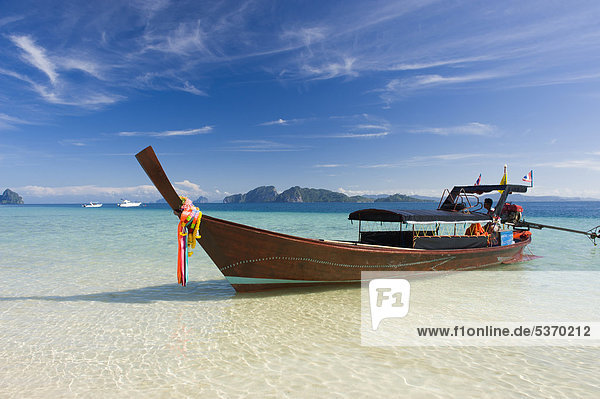 Longtailboot am Sandstrand  Insel Ko Kradan  Trang  Thailand  Südostasien  Asien