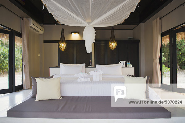 Bett mit Moskitonetz im Luxusbungalow  The Sevenseas Resort  Insel Ko Kradan  Trang  Thailand  Südostasien  Asien