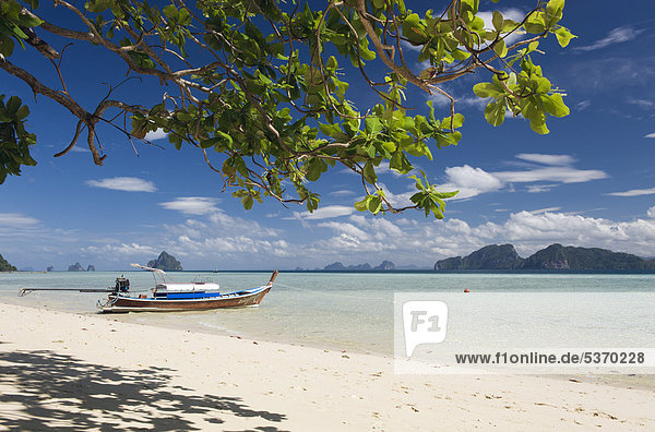 Longtailboot am Sandstrand  Insel Ko Kradan  Trang  Thailand  Südostasien  Asien