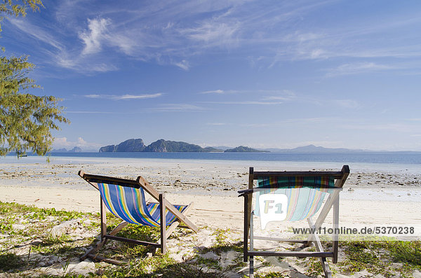 Liegestühle am Sandstrand  Insel Ko Kradan  Trang  Thailand  Südostasien  Asien