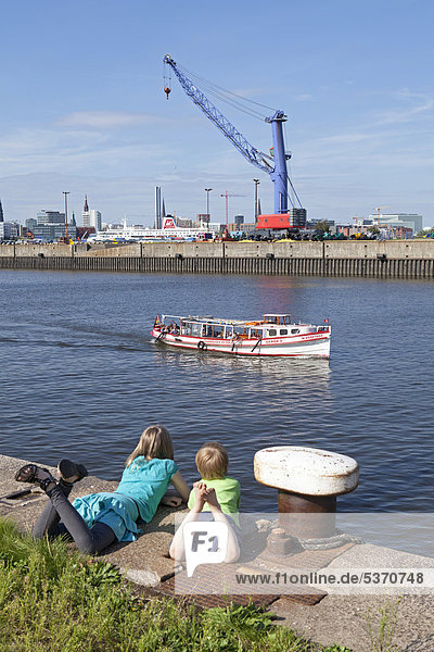 Kinder beobachten Ausflugsboot im Hafen  Hamburg Wilhelmsburg  Deutschland  Europa
