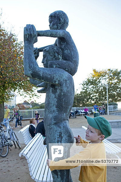 Kleiner Junge steckt Statue Finger in den Po  Kühlungsborn-Ost  Mecklenburg-Vorpommern  Deutschland  Europa