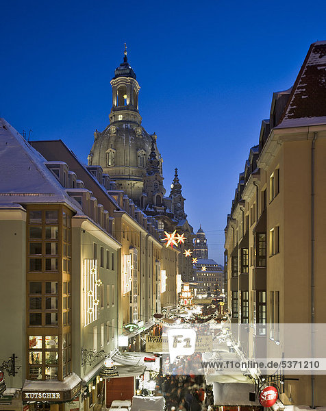 Blick auf die Münzgasse und die Frauenkirche von der Brühlschen Terrasse aus gesehen  Dresden  Sachsen  Deutschland  Europa