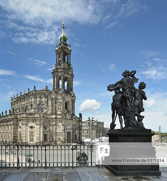 Hofkirche mit Skulptur Der Morgen  Dresden  Sachsen  Deutschland  Europa