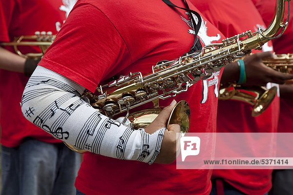 Saxophon wird von einem Mitglied der Everett High-School Marching Band getragen Lansing Michigan USA
