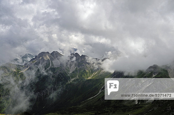 Grenzkamm zwischen Schafalpenkopf und Kanzelwand  Wolkenfetzen  Allgäuer Alpen  Bayern  Deutschland  Europa  ÖffentlicherGrund