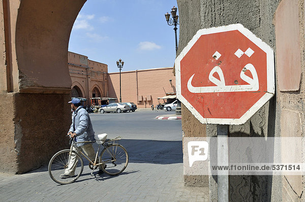 Stoppschild auf Arabisch  Marrakesch  Marokko  Afrika  ÖffentlicherGrund