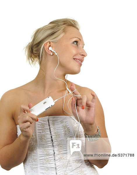 Junge Frau  mit Apple iPhone  weiß  hört Musik  Ohrhörer  Kopfhörer