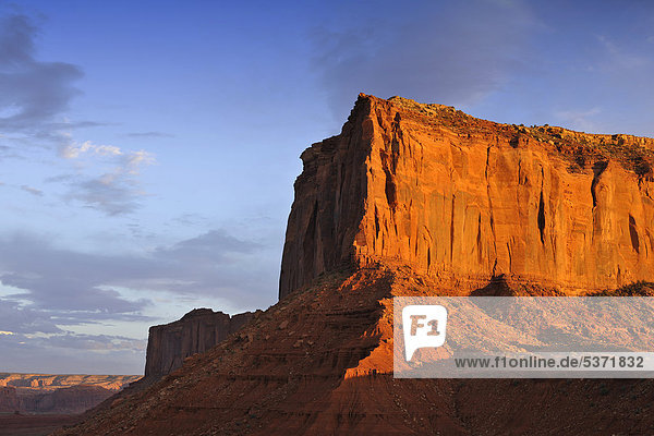 Tafelberge Mitchell Mesa und Raingod Mesa nach Gewittersturm im Abendlicht  Monument Valley  Navajo Tribal Park  Navajo Nation Reservation  Arizona  Utah  Vereinigte Staaten von Amerika  USA