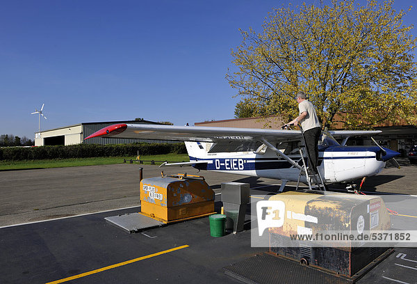 Pilot betankt Cessna 152 vor Flug  Flughafen Hahnweide  Kirchheim unter Teck  Baden-Württemberg  Deutschland  Europa