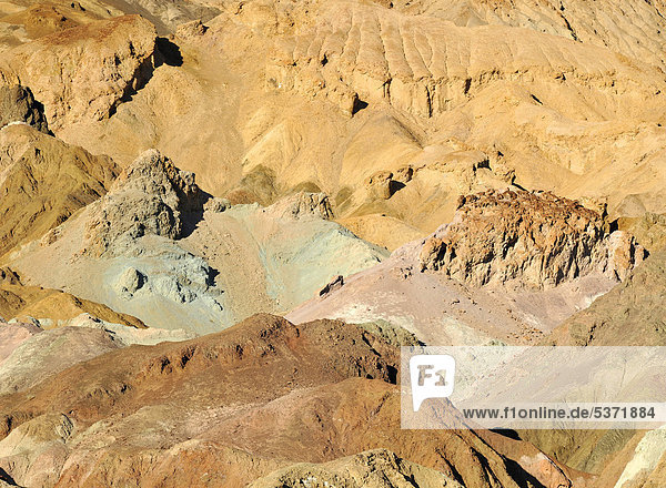 Durch Mineralien verfärbtes  erodiertes Gestein der Artist's Palette im Abendlicht  Artist's Drive  Death Valley National Park  Mojave-Wüste  Kalifornien  Vereinigte Staaten von Amerika  USA