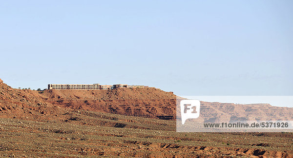 Gut an die Umgebung angepasstes The View Hotel  einziges Hotel im Monument Valley  Navajo Tribal Park  Navajo Nation Reservation  Arizona  Utah  Vereinigte Staaten von Amerika  USA
