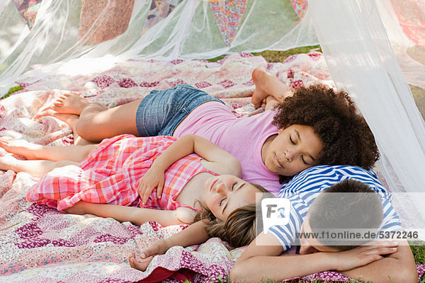 Drei Freunde schlafen im Sommer Netting Zelt