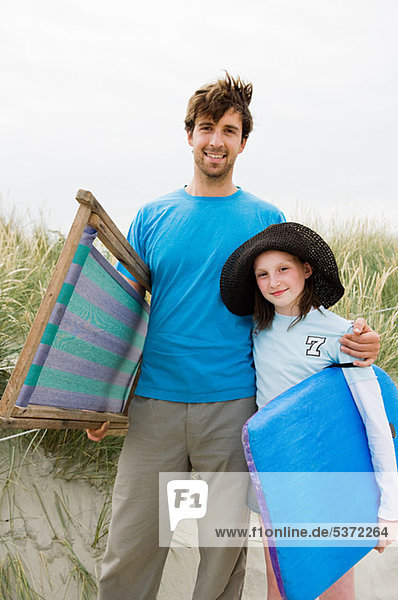 Junger Mann am Strand mit Tochter  Portrait