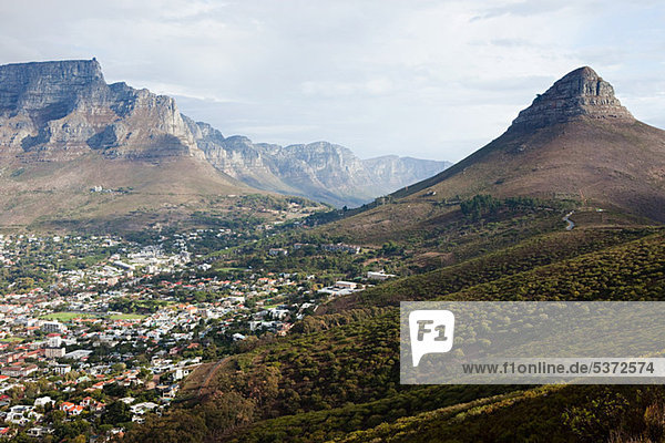 Blick vom Signal Hill  Cape Town  SA. Blick auf Lions Head (ganz rechts) die zwölf Apostel (Mitte) und Table Mountain (links)