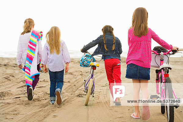 Mädchen  die am Strand über Sand laufen
