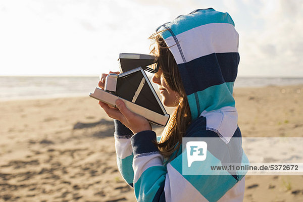 Mädchen mit instant-Kamera am Strand
