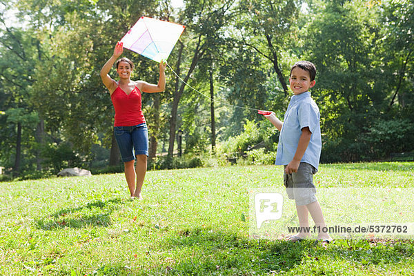 Mutter Betrieb Kite mit Sohn im park