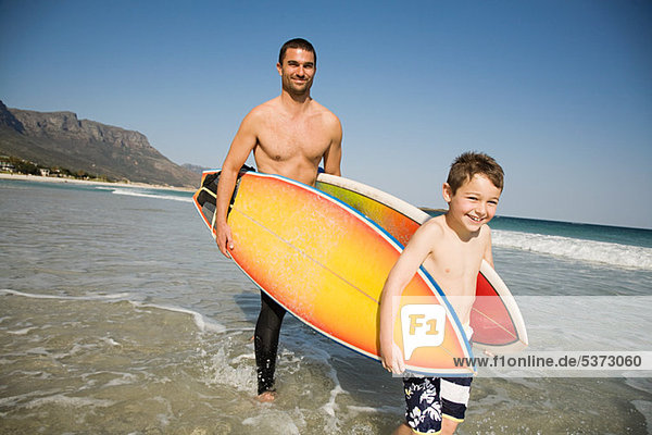 tragen Menschlicher Vater Sohn Surfboard Meer