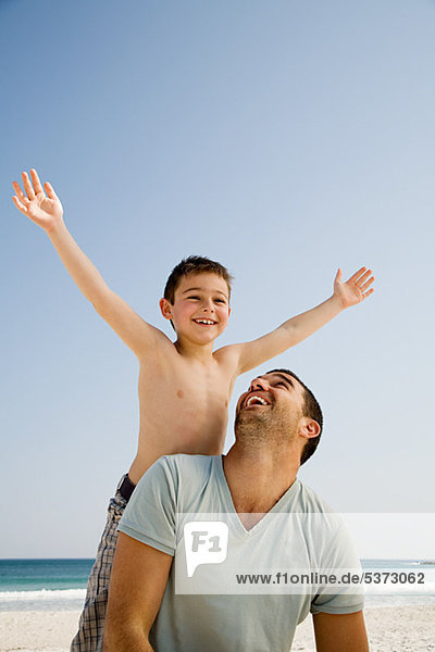 Father and Son enjoying Zeit zusammen am Strand