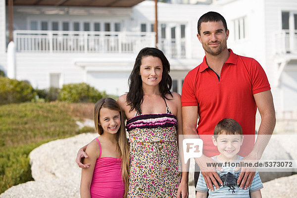 Familie steht zusammen für Urlaubs-Gruppenfoto