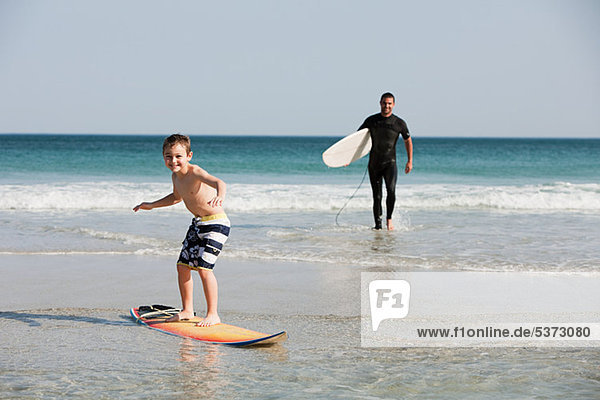 Wasser Junge - Person seicht jung Wellenreiten surfen