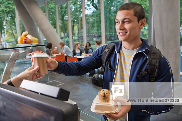 Universitätsstudent zahlt im College-Café