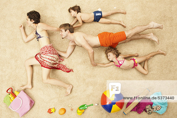 Deutschland  Künstliche Strandszene mit Familien- und Strandspielzeug
