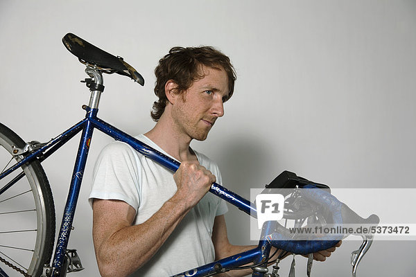 Mann mit Rennrad auf weißem Hintergrund