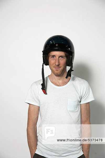 Mann mit Schutzhelm  lächelnd  Portrait