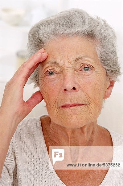 anprobieren Senior Senioren Frau halten Erinnerung Souvenir Alzheimer