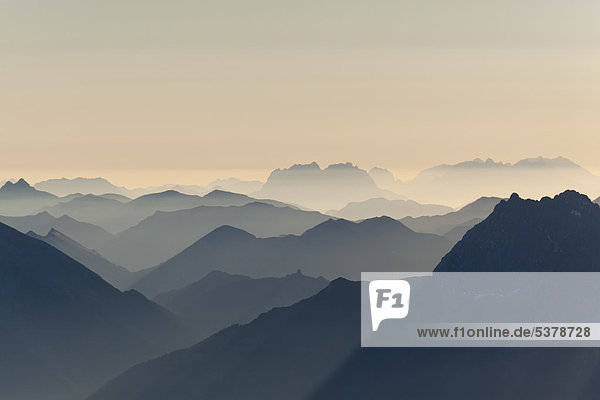 Österreich  Deutschland  Bayern  Wettersteingebirge  Blick von der Zugspitze über die Alpen bei Sonnenaufgang