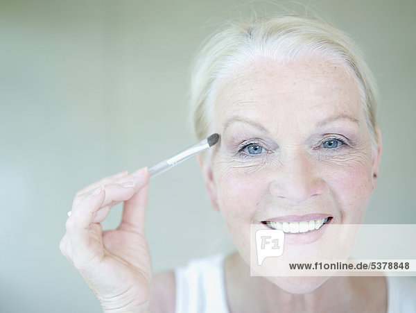 Seniorin mit Augen-Make-up  Nahaufnahme