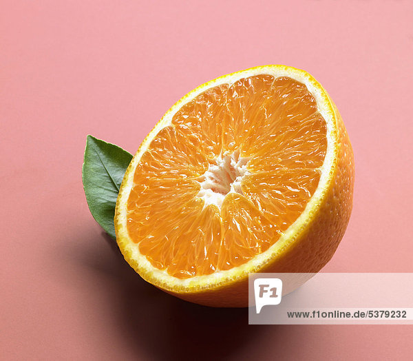 Halbschnitt orange auf rosa Hintergrund