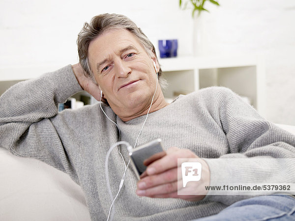 Senior Mann hört MP3-Player