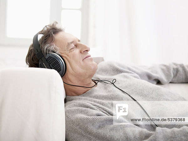 Senior Mann hört Musik mit geschlossenen Augen