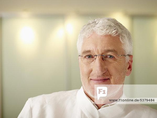 Deutschland  Hamburg  Doktor lächelnd  Portrait