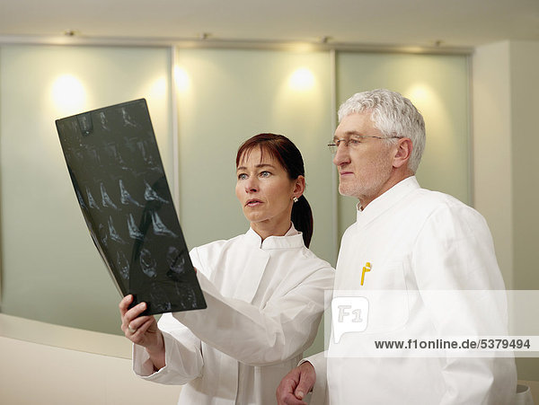 Deutschland  Hamburg  Ärzte diskutieren gemeinsam über Röntgen im Krankenhaus