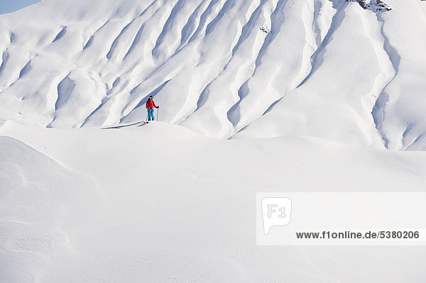 Österreich  Zurs  Lech  Junge Frau beim Alpinskifahren am Arlberg