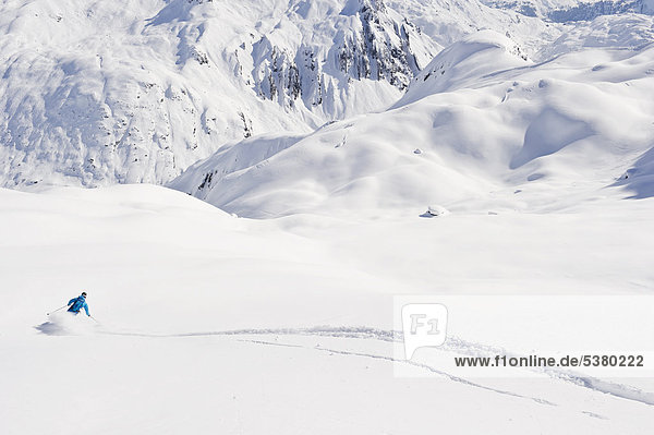 Österreich  Zurs  Lech  Junger Mann beim Skifahren am Arlberg