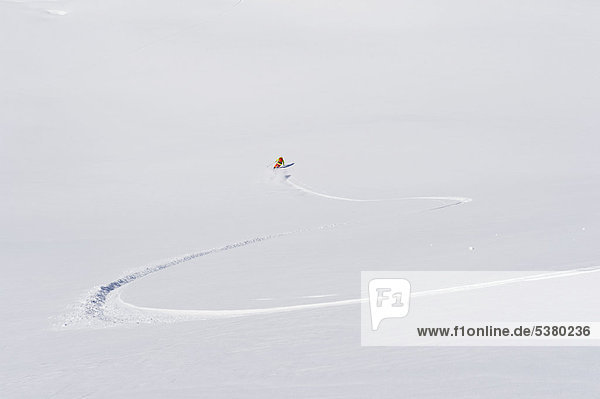 Österreich  Junge Frau beim Alpinskifahren