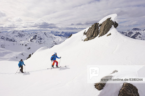 Österreich  Stuben  Junges Paar beim Telemarkfahren am Arlberg