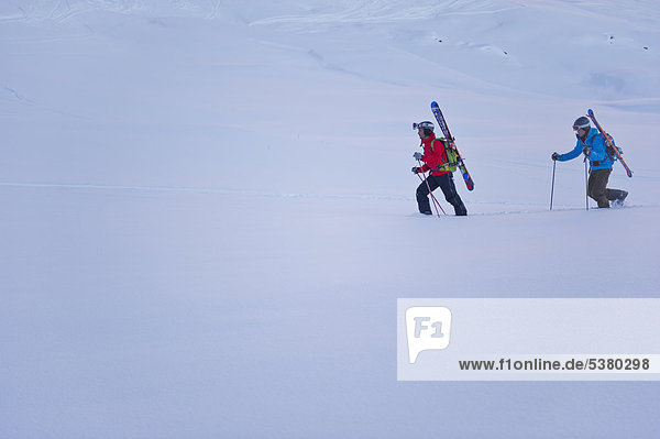 Österreich  Zuers  Telemark-Skifahrer beim Wandern im Arlberg-Schnee